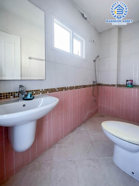 *****ทาวน์โฮมมือสองย่านกรุงเทพฯ ม.นนทรีเพลส พระราม5 เนื้อที่ 26 ตร.ว.  ฟังก์ชัน 4 ห้องนอน 4 ห้องน้ำ ที่จอดรถ 1 คัน บ้านกว้าง เฟอร์นิเจอร์ครบ! บนทำเลแห่งการเดินทาง ใกล้รถไฟฟ้าสายสีม่วง "สถานีแยกติวานนท์" จองเลย!